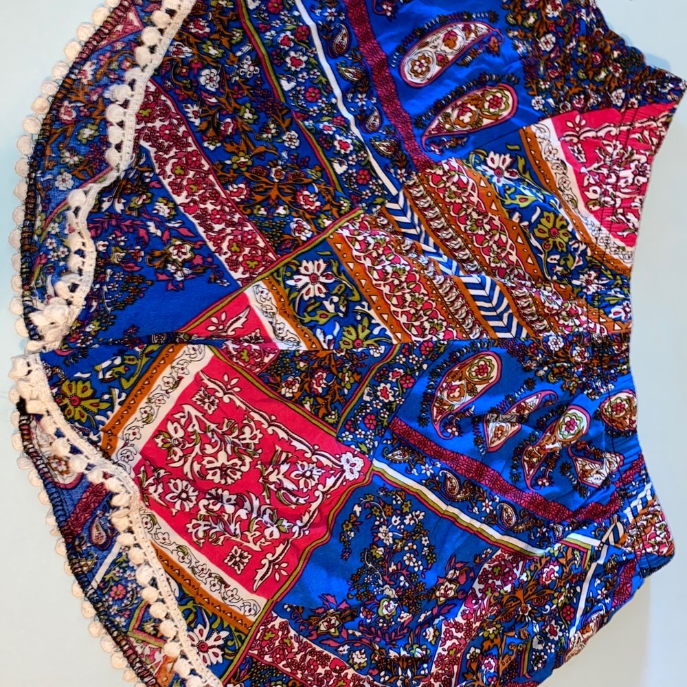 Breathable loose abstract shorts.